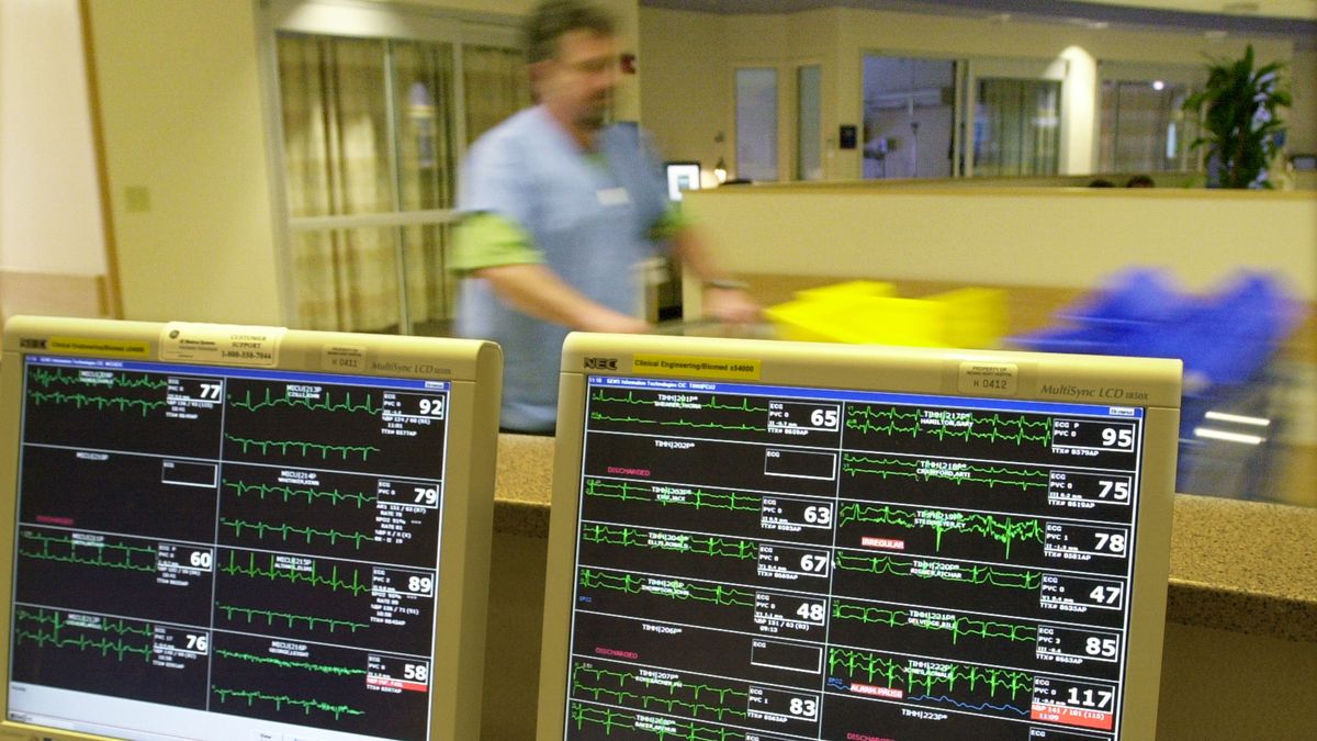 Hackeři útočí na nemocnice. Zašifrují data a škody jdou do miliard